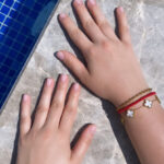 Armbanden naast een zwembad